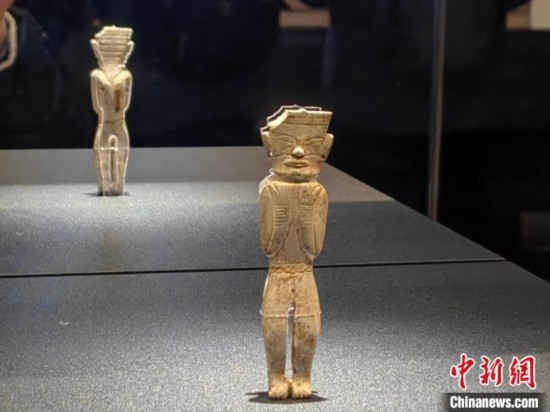 12月14日，“文明先鋒—凌家灘文化玉器展”在故宮博物院文華殿開幕。圖為展覽現(xiàn)場的立姿玉人。 中新社記者 應妮 攝