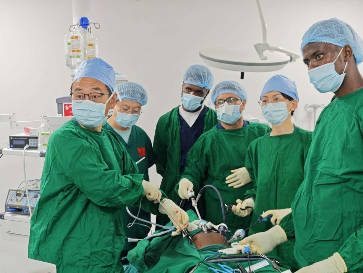 中外醫(yī)師合作進行腹腔鏡手術(shù)。中國援桑醫(yī)療隊供圖