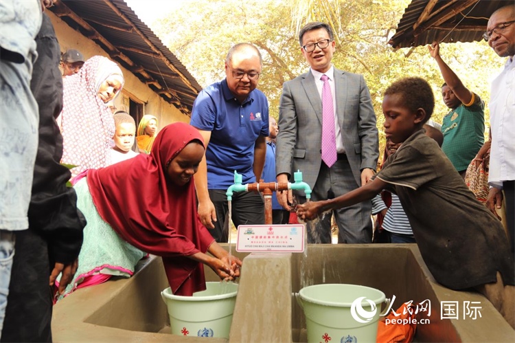 安全供水工程揭牌儀式現(xiàn)場(chǎng)。施亮攝