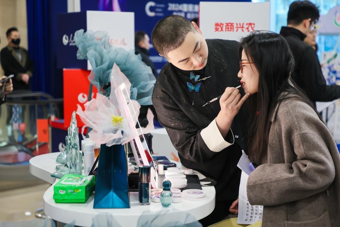 美妝展位化妝師為嘉賓一對一化妝。林文松攝