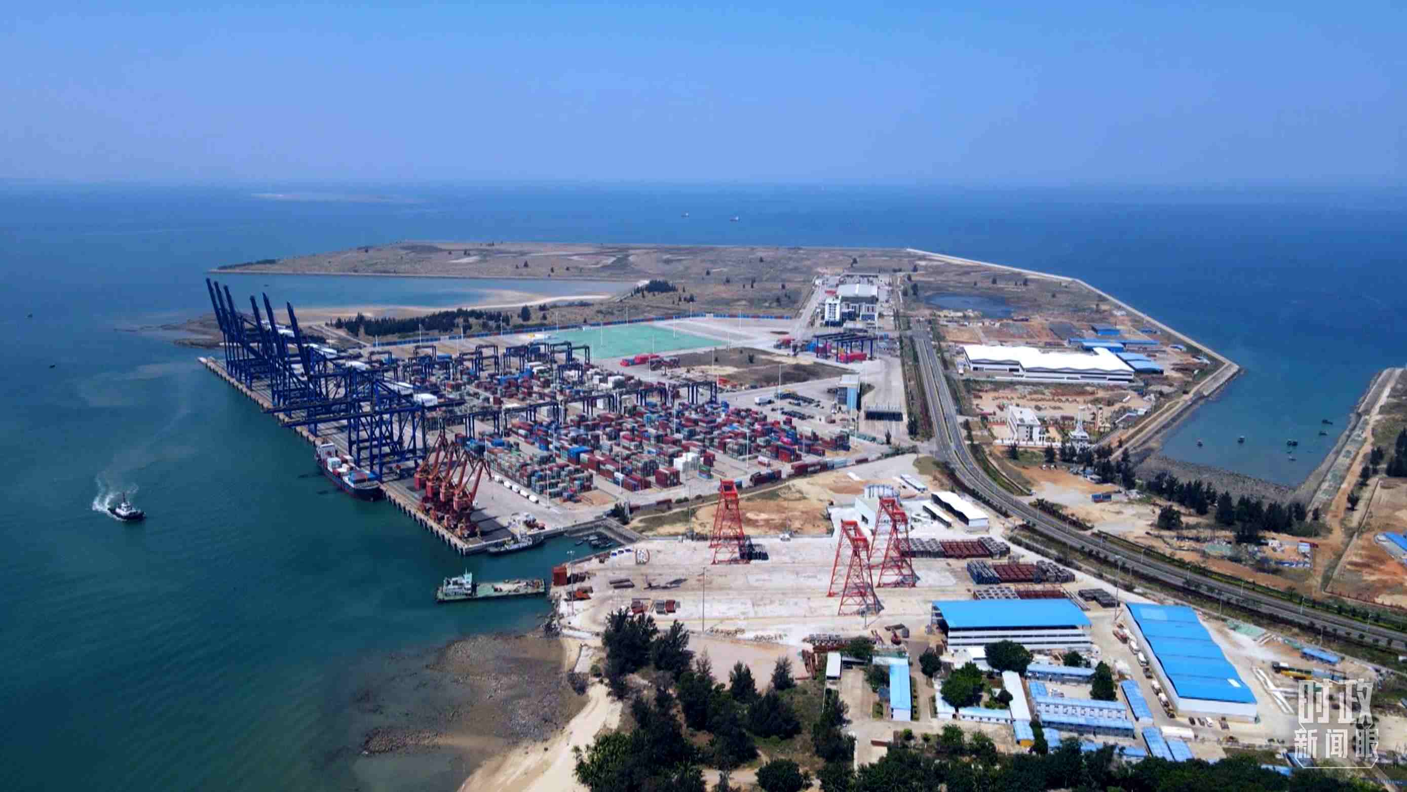 俯瞰海南洋浦港口。（總臺(tái)記者葉飛拍攝）