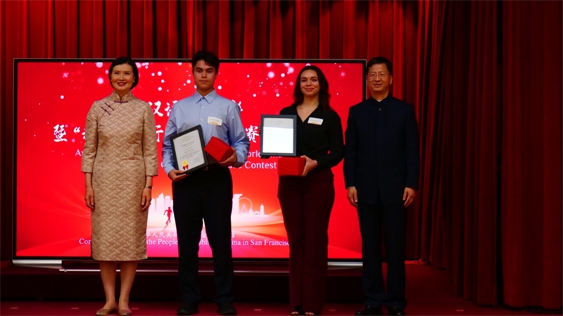 駐舊金山總領(lǐng)事張建敏及其夫人鄭心為選手頒獎。李鑫江攝