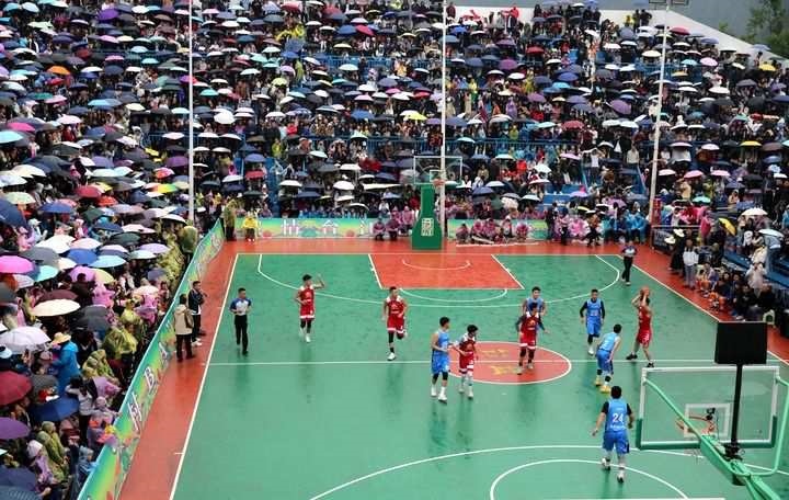 2024年5月1日，人們在貴州省黔東南苗族侗族自治州臺江縣臺盤鄉(xiāng)臺盤村觀看“村BA”球王爭霸賽。 新華社發(fā)（余天英 攝）