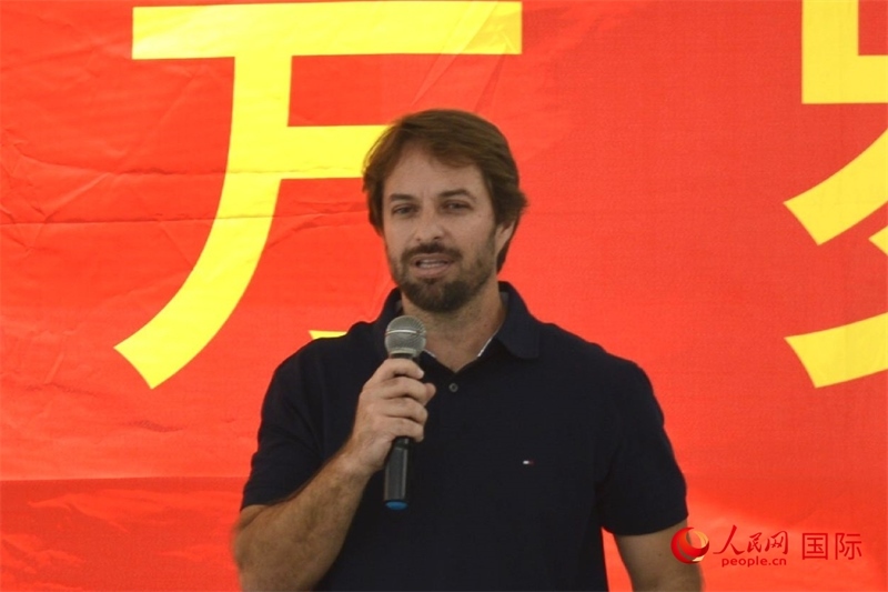 里約州環(huán)境與可持續(xù)發(fā)展廳副廳長費(fèi)利佩·克魯奇克在捐贈活動上致辭。人民網(wǎng)記者 陳海琪攝