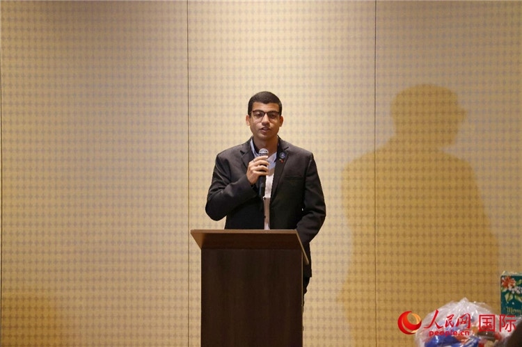 里約市政府代表、國(guó)際關(guān)系顧問(wèn)菲利普在捐贈(zèng)活動(dòng)上致辭。人民網(wǎng)記者 陳海琪攝