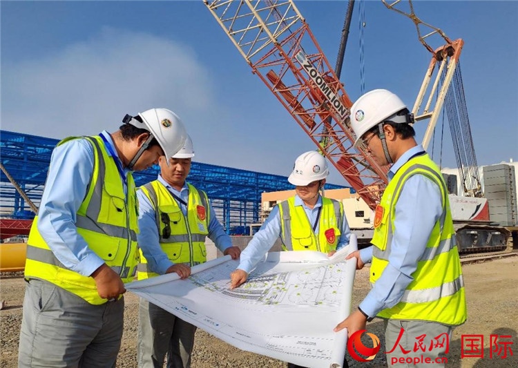 管理團(tuán)隊(duì)現(xiàn)場(chǎng)查看項(xiàng)目進(jìn)展。人民網(wǎng)記者 管克江攝