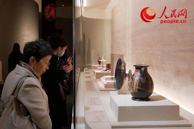11月13日，觀眾正在國博參觀“美的多元——古希臘的藝術與生活”展。人民網記者 韋衍行攝