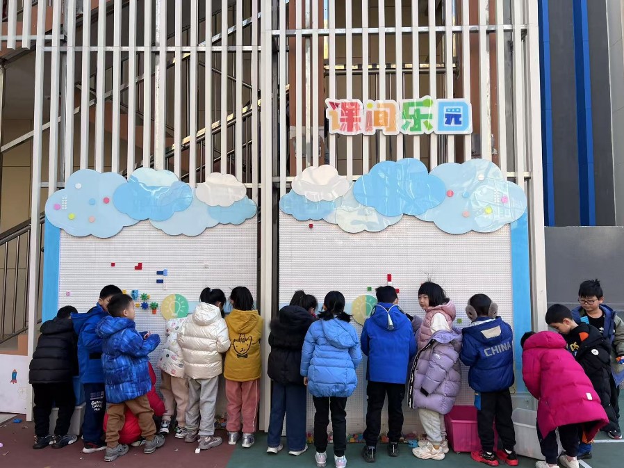 學(xué)生們在課間樂園玩拼圖。人民網(wǎng) 白炅攝