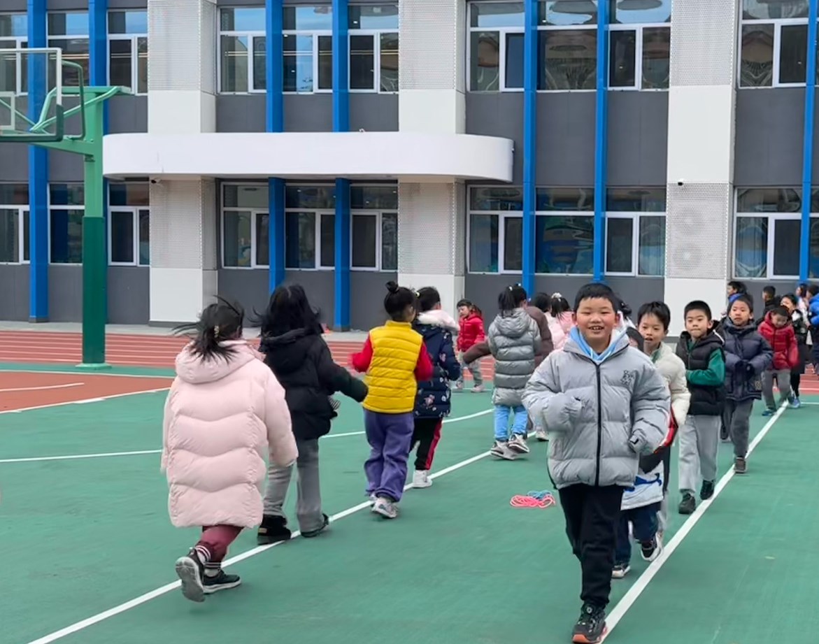 一年級(jí)的同學(xué)課間跑步 。學(xué)校供圖
