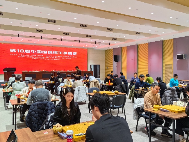 棋手在比賽中。人民網(wǎng)記者 李乃妍攝