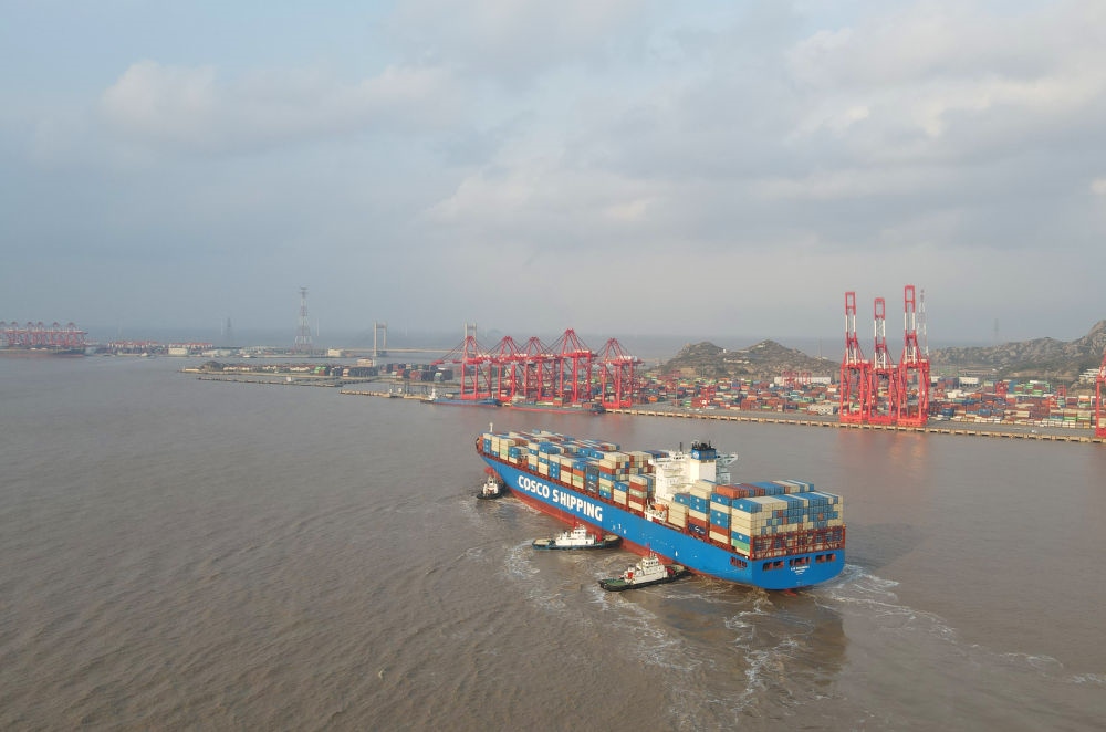 “新上海”輪抵達洋山港，這是自秘魯錢凱港開港后首個“錢凱—上海”正式航次（2024年12月18日攝，無人機照片）。新華社記者 方喆 攝