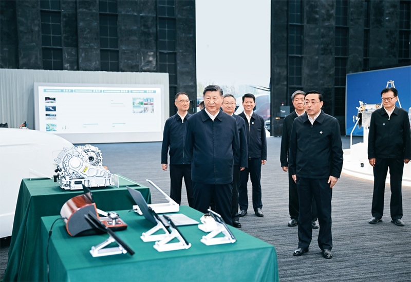 2024年10月17日至18日，中共中央總書記、國(guó)家主席、中央軍委主席習(xí)近平在安徽考察。這是17日下午，習(xí)近平在合肥濱湖科學(xué)城察看安徽省重大科技創(chuàng)新成果集中展示。 新華社記者 謝環(huán)馳/攝