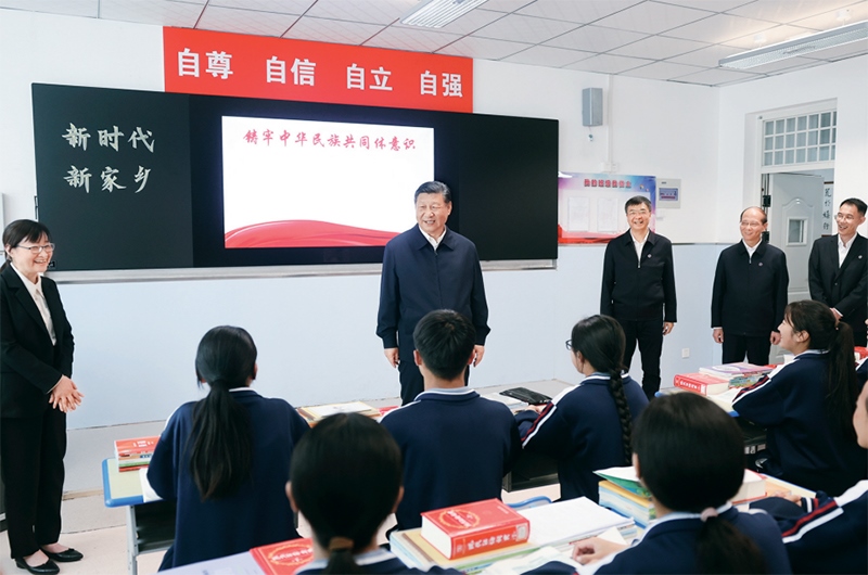 2024年6月18日至19日，中共中央總書記、國(guó)家主席、中央軍委主席習(xí)近平在青?？疾?。這是18日下午，習(xí)近平在果洛西寧民族中學(xué)高一（1）班觀摩“新時(shí)代、新家鄉(xiāng)”主題思政課。 新華社記者 鞠鵬/攝