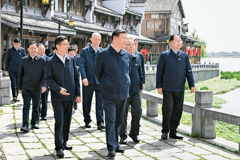 2024年3月18日至21日，中共中央總書記、國(guó)家主席、中央軍委主席習(xí)近平在湖南考察。這是19日上午，習(xí)近平在常德河街考察。 新華社記者 謝環(huán)馳/攝