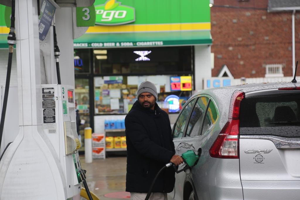 2024年12月11日，一名男子在美國紐約一處加油站加油。新華社記者劉亞南 攝