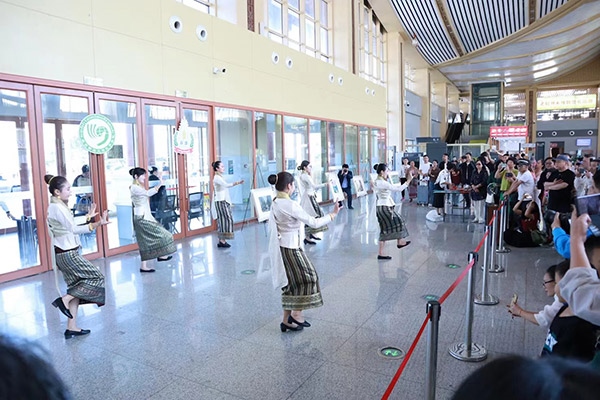 演員在中老鐵路瑯勃拉邦車(chē)站表演節(jié)目。蓬屏攝