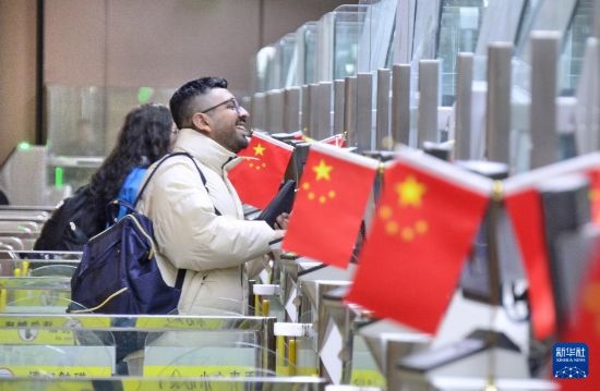 1月2日，國外旅客通過大興機場邊檢站入境。新華社記者 李欣 攝