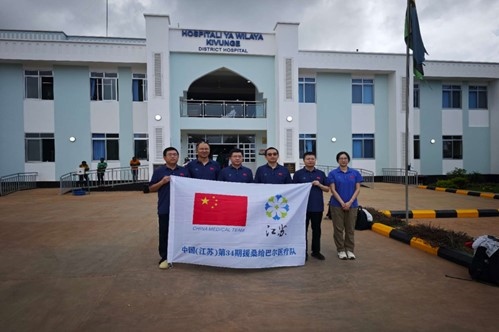 中國援桑給巴爾醫(yī)療隊在基文吉區(qū)醫(yī)院開展相關活動。中國援桑醫(yī)療隊供圖