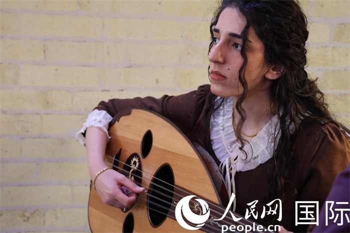 烏德琴女學(xué)員邁希恩。人民網(wǎng) 伊納斯·易卜拉欣攝