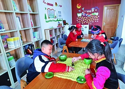 浙江岱山縣秀山鄉(xiāng)秀南村“民生小鋪”里，放學后的小學生在下棋。新華社發(fā)