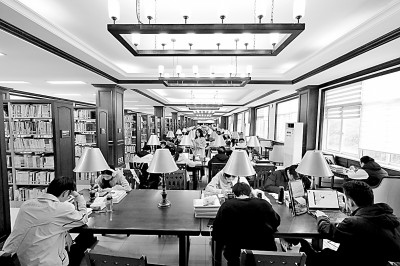 重慶大學(xué)圖書館，大學(xué)生們正在讀書學(xué)習(xí)。孫凱芳攝/光明圖片