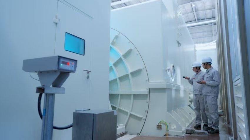 工作人員檢查300兆瓦壓氣儲(chǔ)能示范工程發(fā)電機(jī)。受訪者供圖