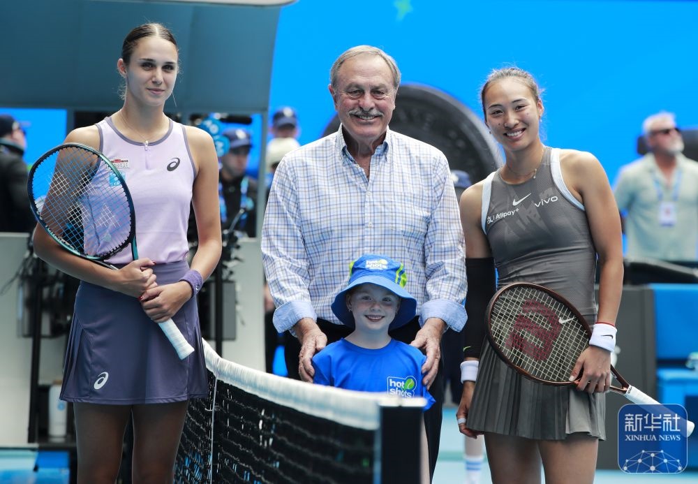 ↑鄭欽文（右）、托多尼（左）在比賽前與澳大利亞網(wǎng)球名將約翰·紐康姆合影。新華社記者 馬平 攝