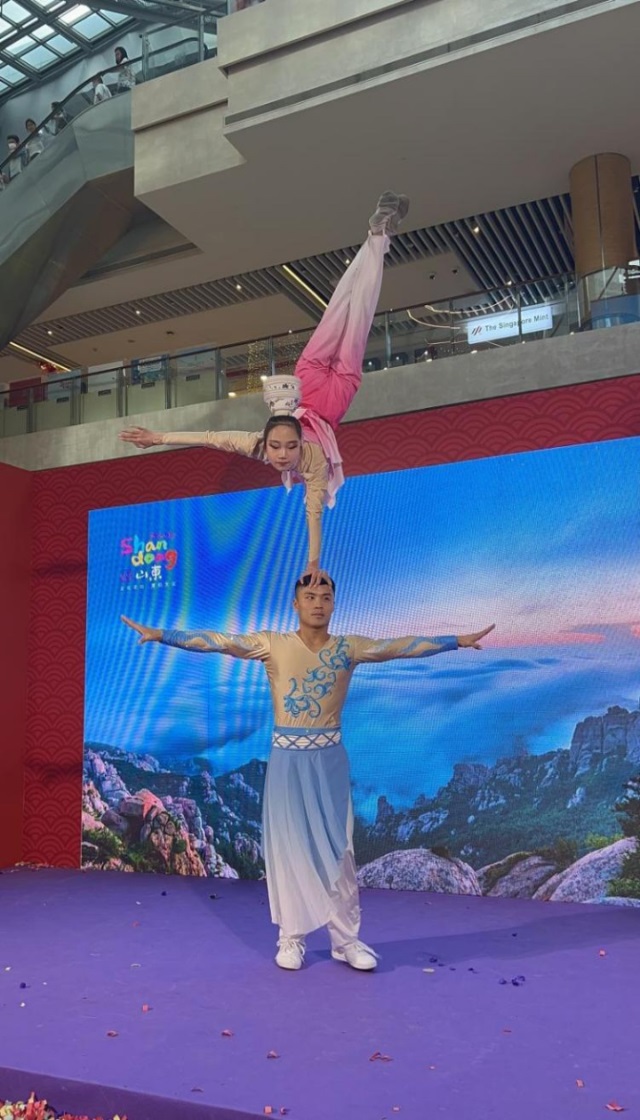 來自中國和新加坡的藝術團體聯(lián)袂表演了歌舞、器樂、武術、雜技等多種形式的文藝節(jié)目?；顒又鬓k方供圖