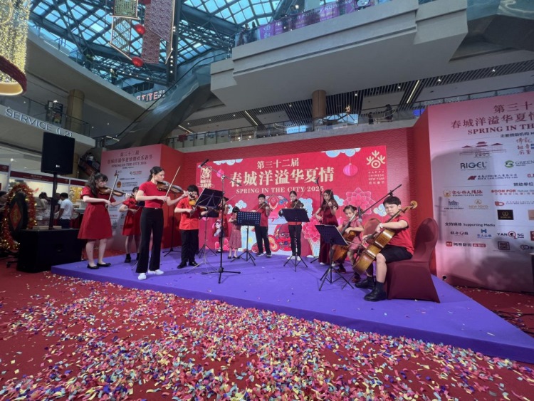 來自中國和新加坡的藝術團體聯(lián)袂表演了歌舞、器樂、武術、雜技等多種形式的文藝節(jié)目。活動主辦方供圖