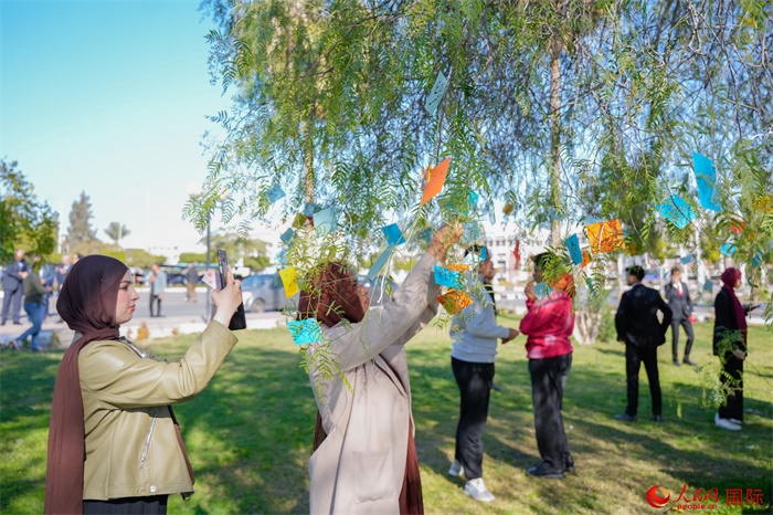 學(xué)生們踴躍參與中國文化體驗活動。人民網(wǎng) 塔里克·易卜拉欣攝