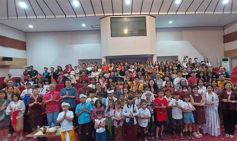 出席活動(dòng)的師生與嘉賓合影。巴陵康孔子學(xué)院供圖