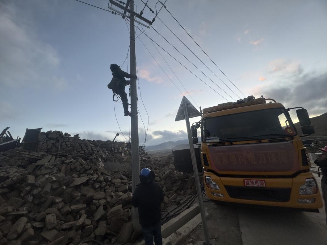 1月10日，定日縣長所鄉(xiāng)，國家電網(wǎng)西藏電力員工正在搶修災區(qū)受損線路。人民日報記者宋豪新攝