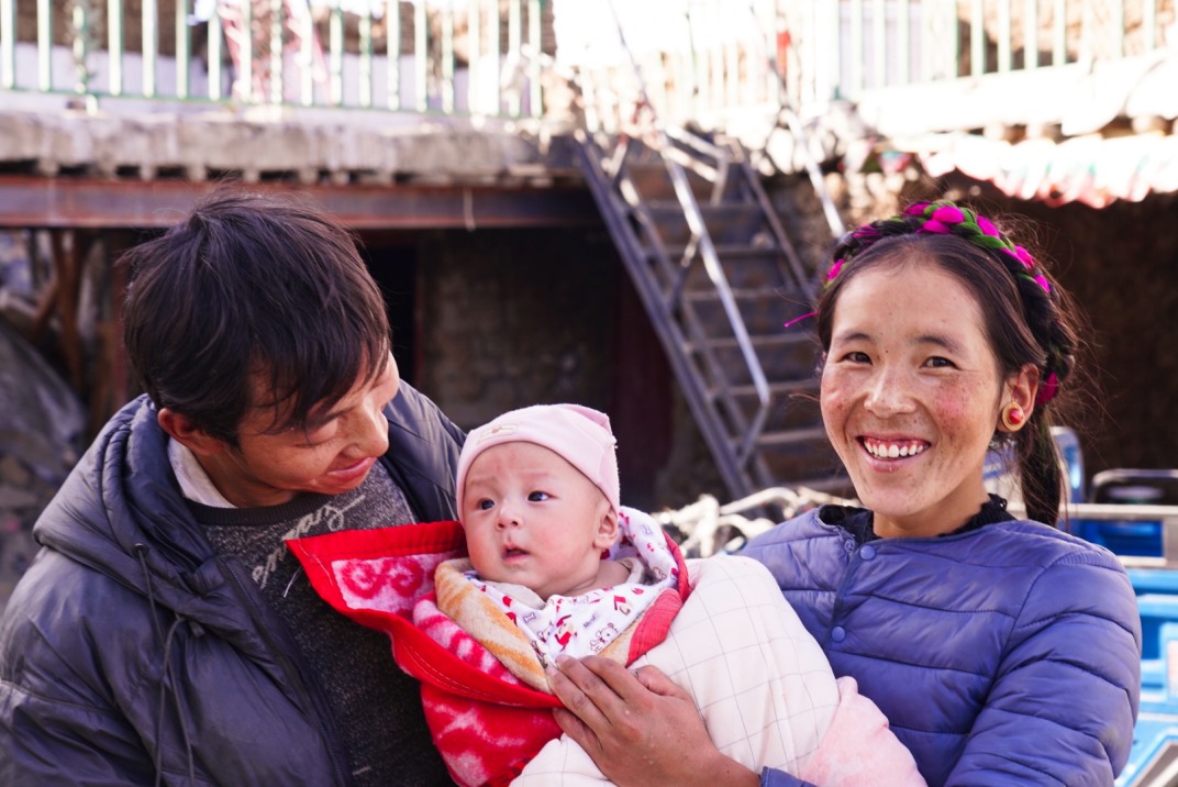 1月11日，在西藏日喀則市人民醫(yī)院，受災群眾抱著自己在地震中受傷的孩子康復出院。人民日報記者徐馭堯攝