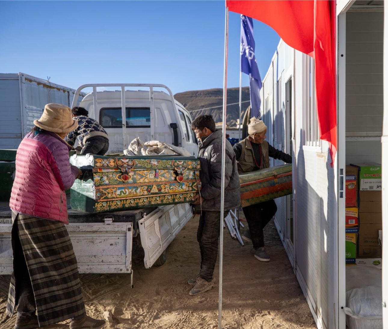 1月11日，西藏定日縣曲洛鄉(xiāng)措昂村，首批入住活動板房的村民正在搬運物品，為入住做準備。人民日報記者張武軍攝