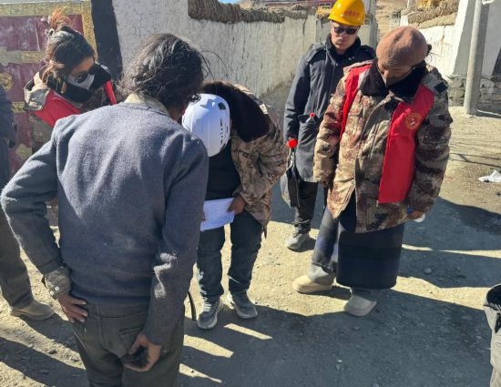 1月13日，次旺（右一）陪同工作組走訪村莊，評估房屋受損程度。新華社發(fā)