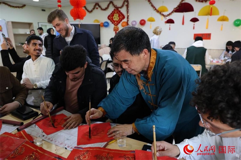 寫福字。人民網(wǎng)伊納斯·易卜拉欣攝