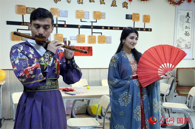 薩拉赫丁大學(xué)中文系學(xué)生們展示才藝。人民網(wǎng)伊納斯·易卜拉欣攝