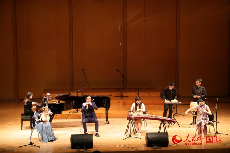 來自云南藝術(shù)學(xué)院的音樂家在演奏《金蛇狂舞》。人民網(wǎng)記者 楊一攝