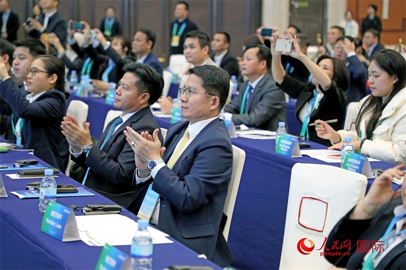 這是1月16日在南寧國際會展中心拍攝的“世界市長對話·南寧”活動現(xiàn)場。人民網(wǎng)記者 趙益普攝