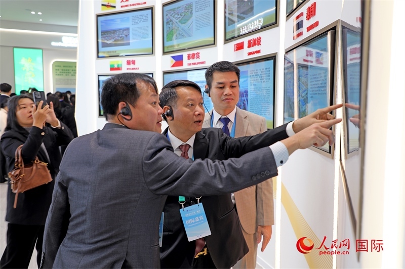 越南參會代表在南寧國際會展中心參觀。人民網(wǎng)記者 趙益普攝