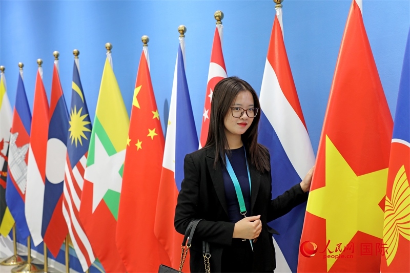 越南芒街市參會代表在南寧國際會展中心參觀。人民網(wǎng)記者 趙益普攝