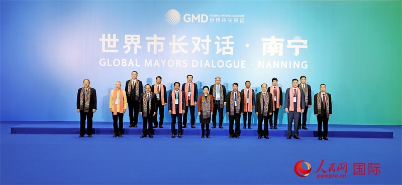 在南寧國際會展中心金桂花廳外，參加活動的中國和東盟國家市長合影留念。人民網(wǎng)記者 趙益普攝