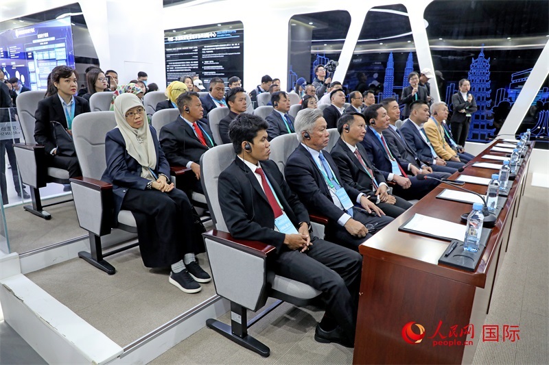 參加活動的東盟國家市長在中國—東盟新型智慧城市協(xié)同創(chuàng)新中心參觀調(diào)研。人民網(wǎng)記者 趙益普攝