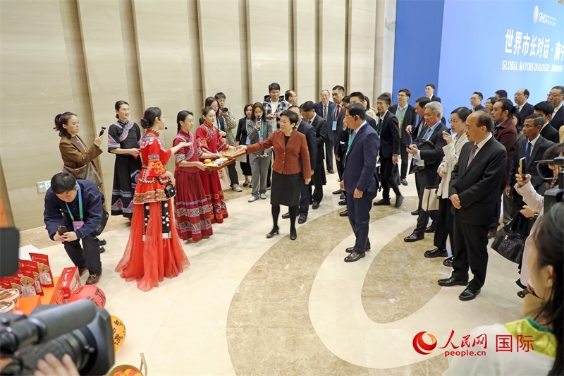 東盟國家市長聽取南寧特色茉莉花茶的講解。人民網(wǎng)記者 趙益普攝