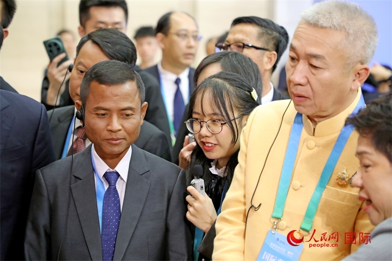 東盟國家市長在觀看、體驗?zāi)蠈幏沁z展示。人民網(wǎng)記者 趙益普攝