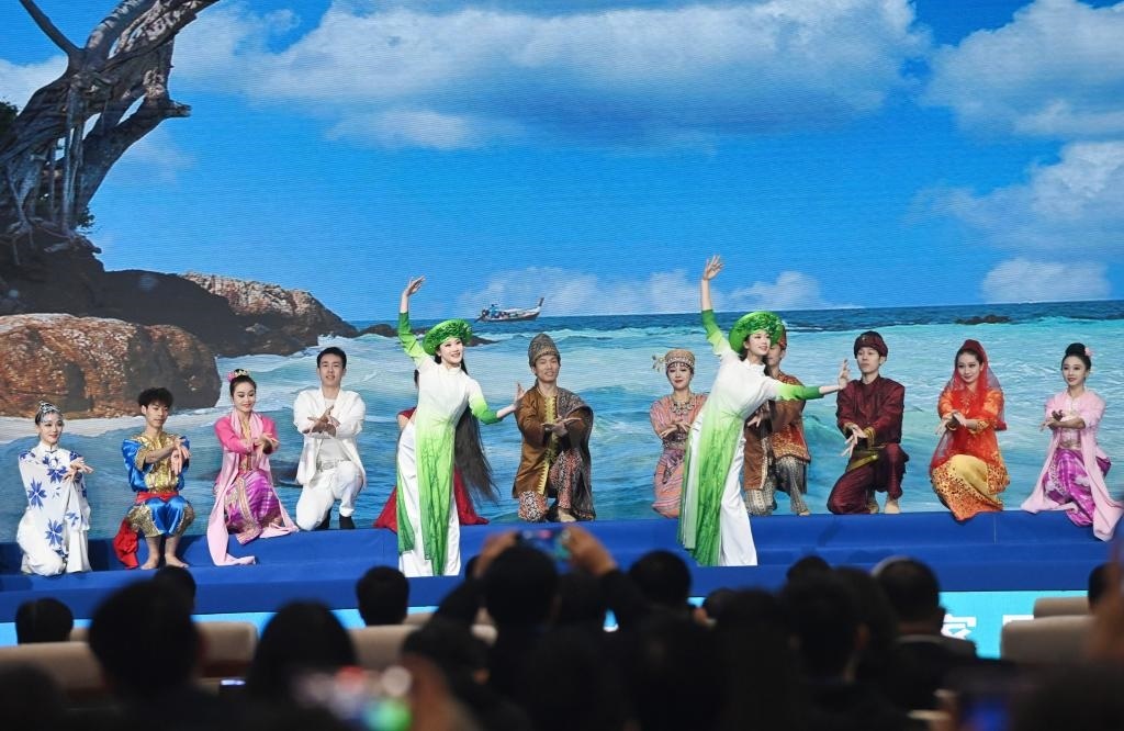 這是1月16日，在南寧國際會展中心，演員在“世界市長對話·南寧”活動間隙表演節(jié)目。新華社記者 陸波岸 攝