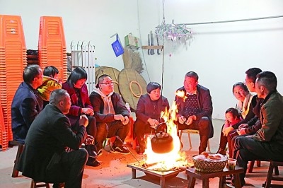為討論蜜梨產(chǎn)業(yè)發(fā)展事宜，鸕鳥鎮(zhèn)開展“圍爐夜話”。資料圖片
