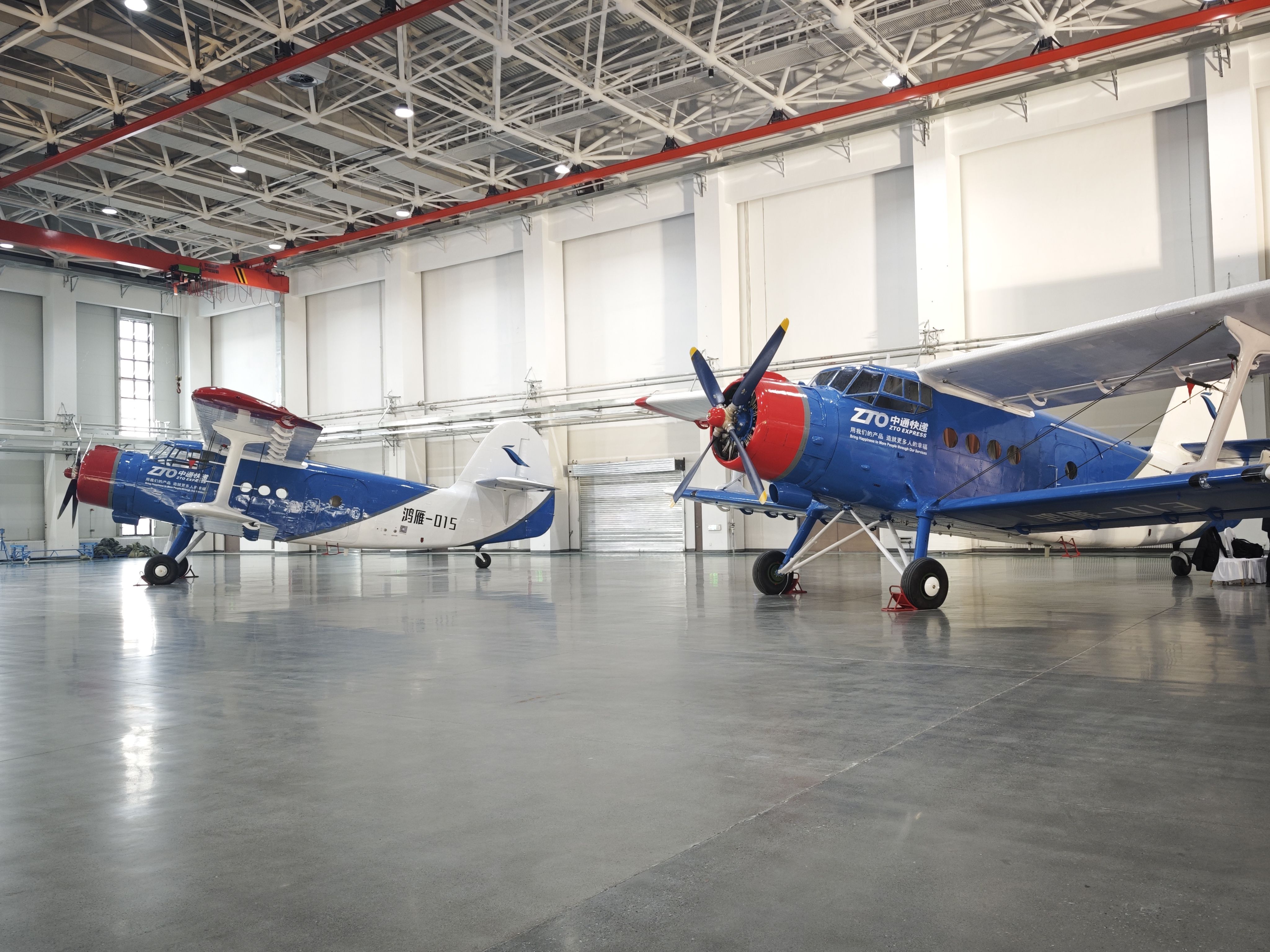 1月20日，停放在交付現(xiàn)場的大型無人機鴻雁（HY100）。新華社記者 茍立鋒 攝