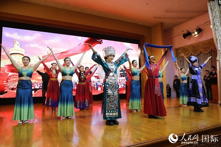 留俄學(xué)生進(jìn)行民族舞表演。人民網(wǎng)記者 隋鑫攝