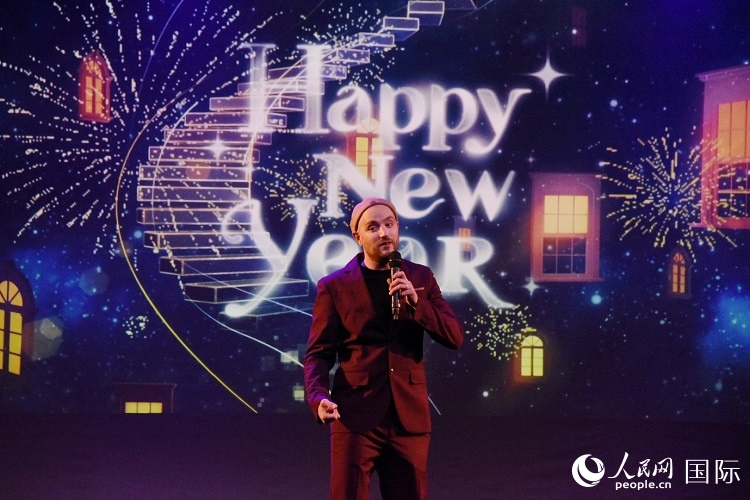 瑞典籍歌手天木演唱歌曲《Happy New Year》。人民網(wǎng)記者 殷淼攝